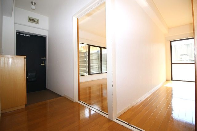 コーポハリマヤⅠの内装|明るい玄関です