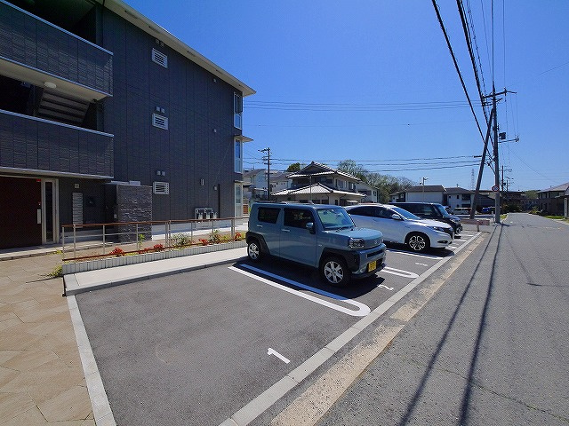 グランデSGの駐車場|駐車場があるので、車を買う予定の方も安心です