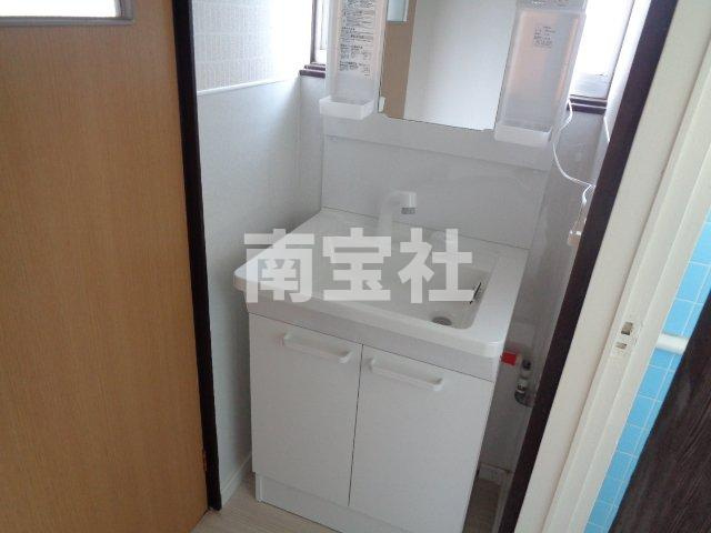 【洗面所】 | シャワー付き洗面台です