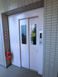 【その他共用部分】 | お買い物時やベビーカーの出し入れに便利なエレベーター付です。