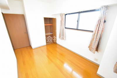 【寝室】 | カーサ山野 | 落ち着いた色調の寝室です