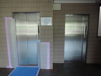 【その他共用部分】 | お買い物時やベビーカーの出し入れに便利なエレベーター付
混雑時にも便利なエレベーター2基付です。