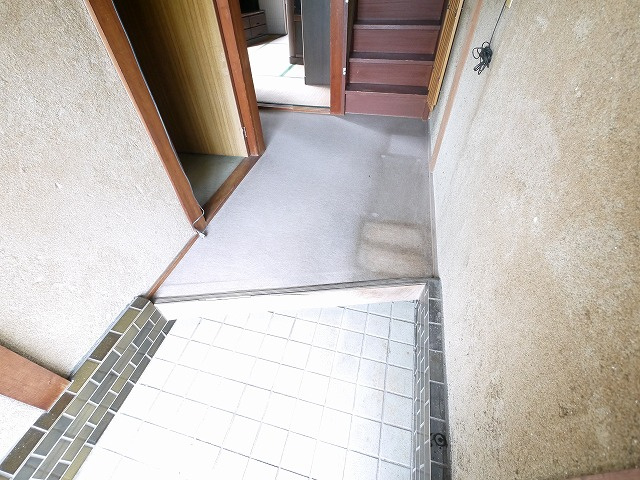 東九条町貸家の玄関|きれいな玄関です