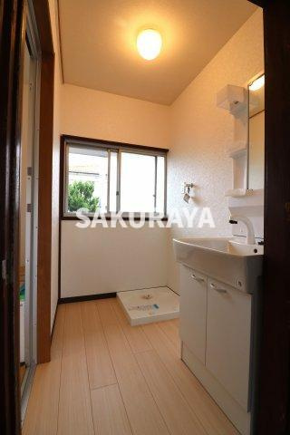 川島方貸家の洗面所|2022年撮影。現況と異なる場合がございます。