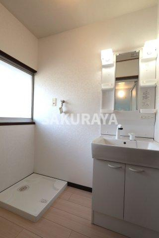 川島方貸家の独立洗面台|2025年撮影。