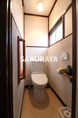 川島方貸家のトイレ|2022年撮影。現況と異なる場合がございます。