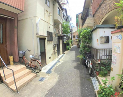 【前面道路含む現地写真】 | 北区菅栄町一戸建 | 南側道路、私道幅員約2.4mに約5.6ｍ面す。