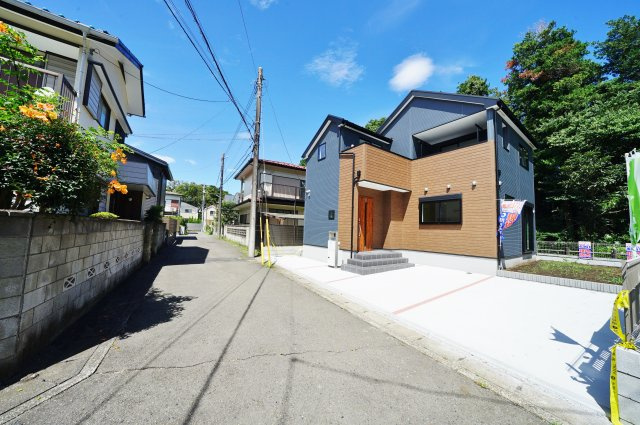 バルコニーが2箇所ある機能的な3SLDKのお住まい。カースペース２台♪の前面道路含む現地写真|前面道路幅員は約4.5mございます。