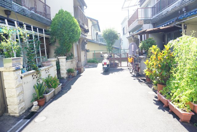 売土地　大東市津の辺町（上物有・建築条件無し）の前面道路含む現地写真