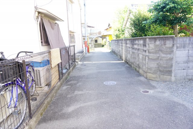 売土地　大東市津の辺町（上物有・建築条件無し）の前面道路含む現地写真