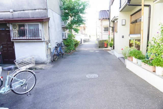 売土地　大東市津の辺町（上物有・建築条件無し）の前面道路含む現地写真