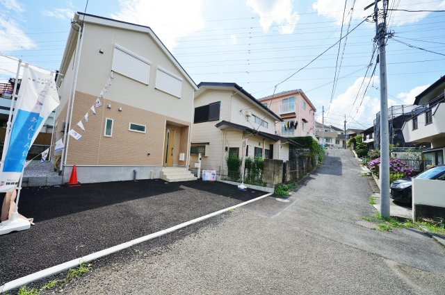 【保土ケ谷区釜台町33-15新築戸建て】★仲介手数料無料★（常盤台小学校・保土ヶ谷中学校）の前面道路含む現地写真|接道幅員は約4.2mございます。
