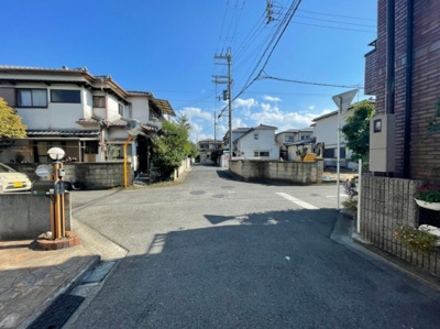 【前面道路含む現地写真】 | 八木北小・北西角地・建築条件なし・更地渡し・岸和田市箕土路町2丁目 | 前面道路含む現地写真です