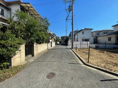 【前面道路含む現地写真】 | 八木北小・北西角地・建築条件なし・更地渡し・岸和田市箕土路町2丁目 | 前面道路含む現地写真です
