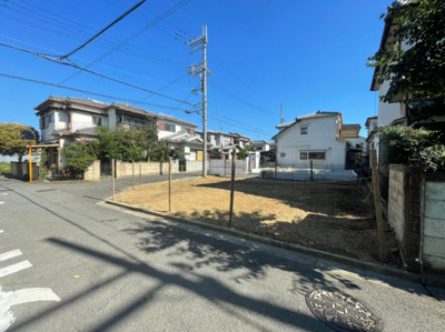 【前面道路含む現地写真】 | 八木北小・北西角地・建築条件なし・更地渡し・岸和田市箕土路町2丁目 | 前面道路含む現地写真です