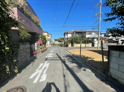 【前面道路含む現地写真】 | 八木北小・北西角地・建築条件なし・更地渡し・岸和田市箕土路町2丁目 | 前面道路含む現地写真です