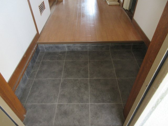 ハイフラット静徳の玄関