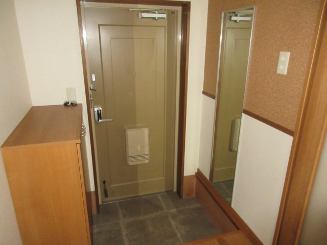 ハイフラット静徳の玄関