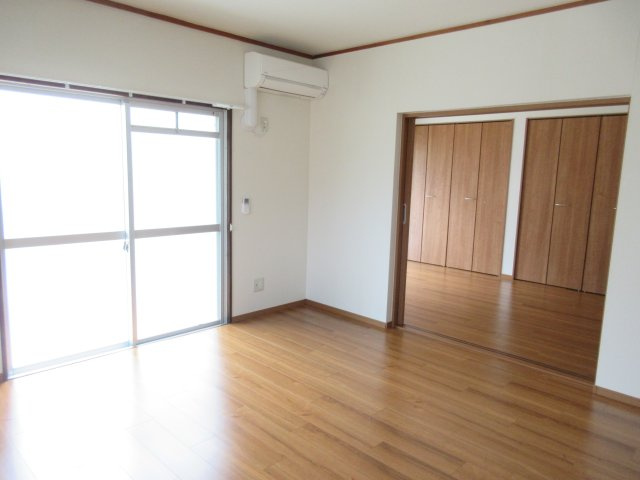 ハイフラット静徳の洋室