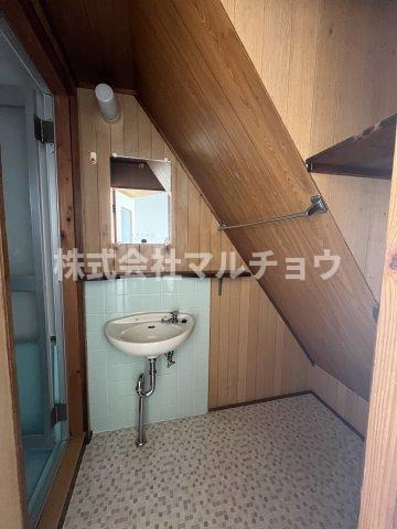 ビル槇山の洗面所|スペースが確保できる洗面所です