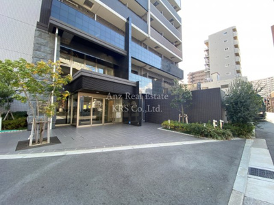 【エントランス】 | プレサンスOSAKA DOMECITYワンダー | 天然石と緑が調和が美しいエントランス♪