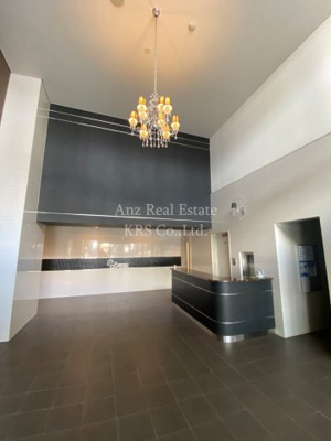 【ロビー】 | プレサンスOSAKA DOMECITYワンダー | 天井が高く、シャンデリアがあり、気品漂うロビー♪