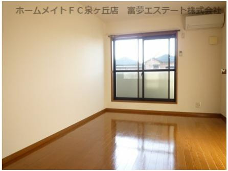 【居間・リビング】 | リヴェール東野 | こちらのリビングで趣味の時間をお楽しみください