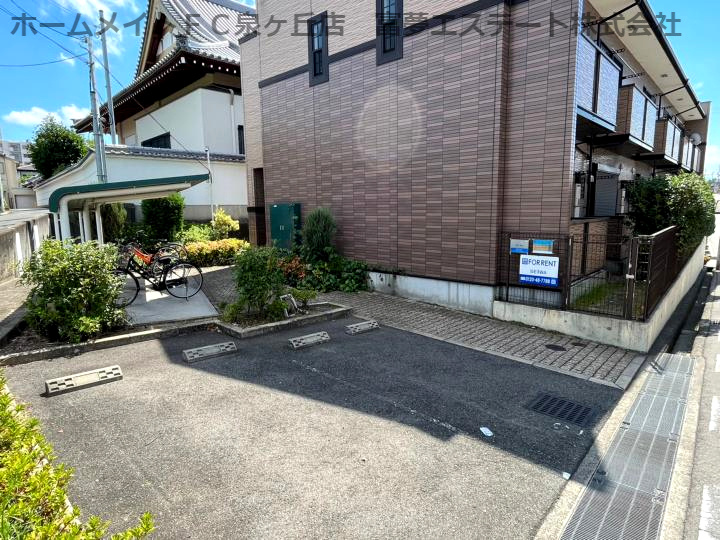 フリーダムの駐車場