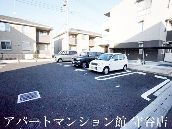 ゼピュロスみどりの C棟の駐車場