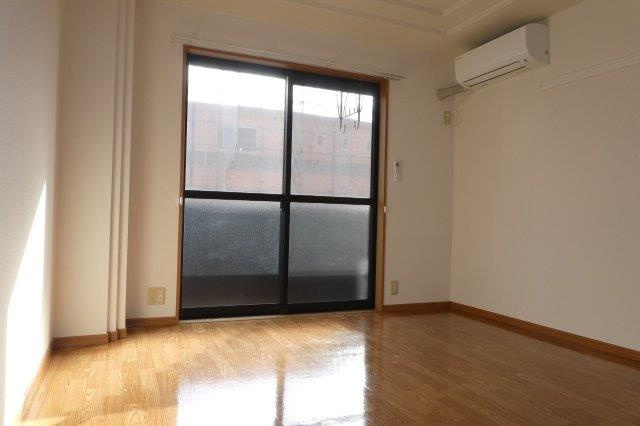 グリーンパレスⅢの居間・リビング|洋室