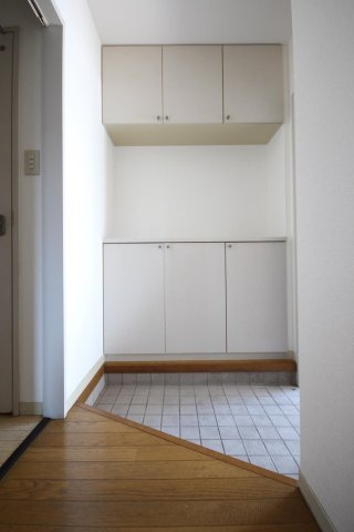サンエクセル小森野Ｄの玄関|玄関収納があるのもうれしいポイントです