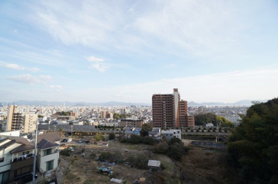 【展望】 | ダイアパレスガーデンヒルズ古江（リノベ済） | 【サンライズ・サンセットも！】
見事な景色に思わずうっとり！ 朝・昼・晩と、
いつ見ても飽きることのない美しい景色を眺めることができるバルコニーは、
モダンなファニチャーを置いても良いかもしれません！