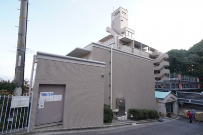 【外観】 | ダイアパレスガーデンヒルズ古江（リノベ済） | 【耐震性】
耐震性の高さを判断するポイントは、
建築確認申請日が1981年6月1日以降の
新耐震基準に適合しているかどうか。
震度６程度の大地震でも
建物が崩壊しないレベルが基準になりました。