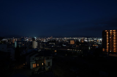 【展望】 | ダイアパレスガーデンヒルズ古江（リノベ済） | 【Night View】
広島の中心を一望できるパノラマ夜景には
言葉は要らないかもしれません。
時期によっては、サンセット夜景も見れるかも。
この位置だと、色々な花火大会が見れるかもしれませんね！