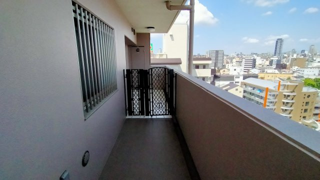 アンビエント今里駅前のその他共用部分|玄関前にはポーチがあり、プライベート感があります。