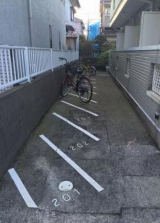 オレンジコートのその他共用部分|部屋ごとに自転車・バイク置き場の無料の専用スペースがあります