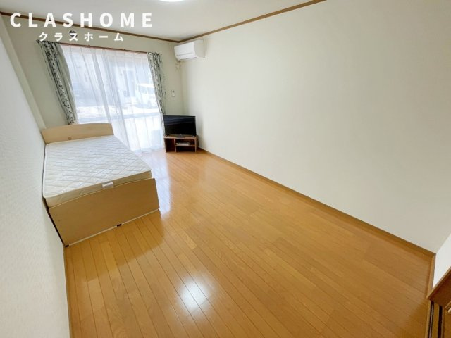 パレスミサカの居間・リビング|同物件の別部屋になります。