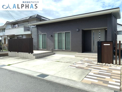 【外観】 | 三木市志染町中自由が丘2丁目　平屋築浅戸建 | 一条工務店施工の平屋建て♪オール電化！！駐車スペース3台分！！