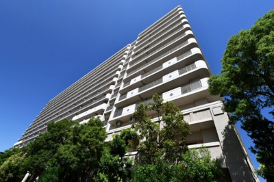 【外観】 | リバーガーデン森の城 | ◎「大阪メトロ中央線」「ＪＲ学研都市線」の2ＷＡＹ沿線利用可能な好立地です。
◎大阪市立東中浜小学校まで徒歩4分のお子様の通学が安心の距離♪
◎フレンドタウン深江橋まで徒歩3分の買い物至便な環境です。