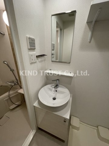 エスリードレジデンス梅田フロントの独立洗面台|朝の支度にも助かる、独立の洗髪洗面化粧台