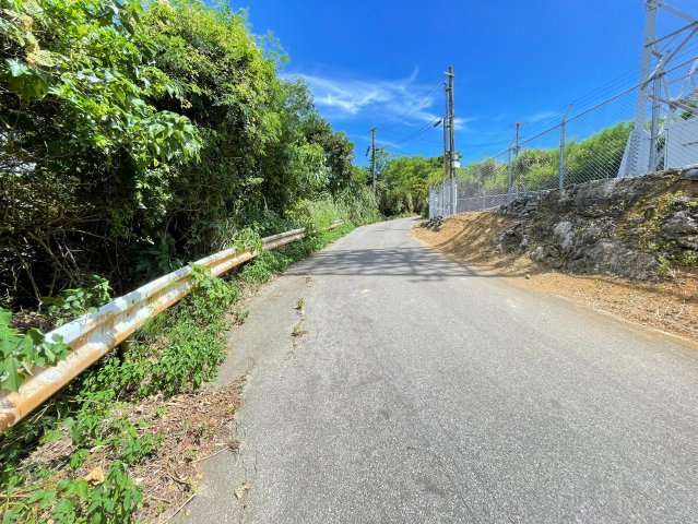 本部町辺名地【リゾート向き売地・3000坪】の前面道路含む現地写真