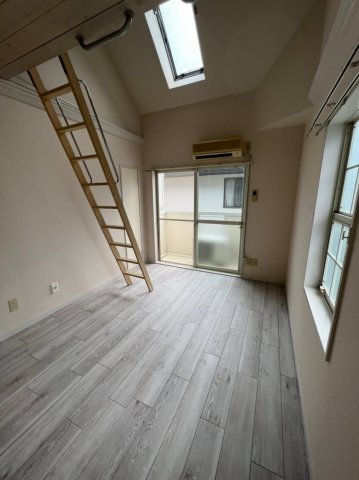 レオパレス北松戸第9の洋室|窓が多く明るいお部屋