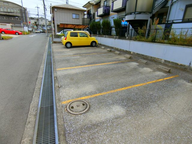 七々色ハイツの駐車場