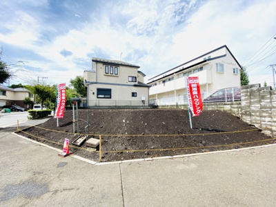 【前面道路含む現地写真】 | ★東南角地敷地３７坪★湘南ライフタウン／売主直売／茅ヶ崎市堤／建築条件なし売地 | スッキリとした青空が似合う陽当たり抜群の東南角地(^^♪風通し・見通しも良い区画です！明るいマイホーム造りが出来そうですね☆彡