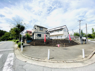 【前面道路含む現地写真】 | しっかり歩道に囲まれた接道です(*'▽')車の接触事故の可能性も激減です！小学校まで歩道を歩いて行けるので、お子様の通学にも安心感が持てます。　※現在更地です。