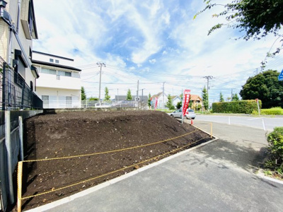 【前面道路含む現地写真】 | ★東南角地敷地３７坪★湘南ライフタウン／売主直売／茅ヶ崎市堤／建築条件なし売地 | しっかり歩道に囲まれた接道です(*'▽')小学校まではほぼ真直ぐな道のりを歩道で歩いて行けるので、お子様の通学にも安心感が持てます。