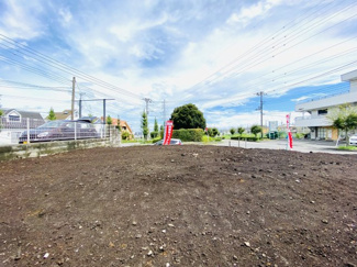 【外観】 | スッキリとした青空が似合う陽当たり抜群の東南角地(^^♪風通し・見通しも良い区画です！明るいマイホーム造りが出来そうですね☆彡