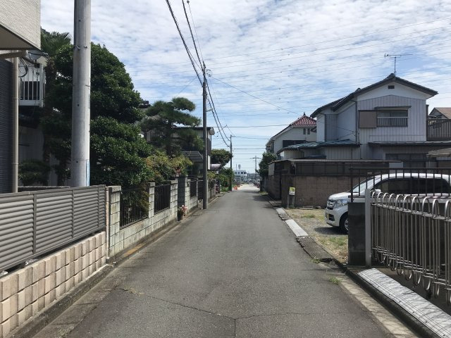 鴻巣市人形３丁目の売地の前面道路含む現地写真