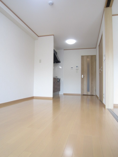 アンプルールフェール樹の居間・リビング|長岡天神駅利用、オートロックと宅配ボックス完備の鉄骨造外観