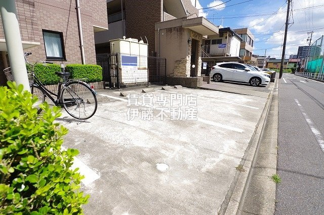 マーブルワンの駐車場